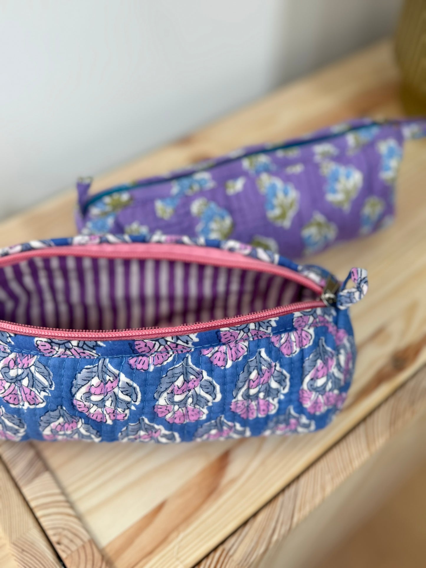 Trousse à crayons matelassé en tissu Indien blockprint, motif floral Bleu et violet et doublure rayée