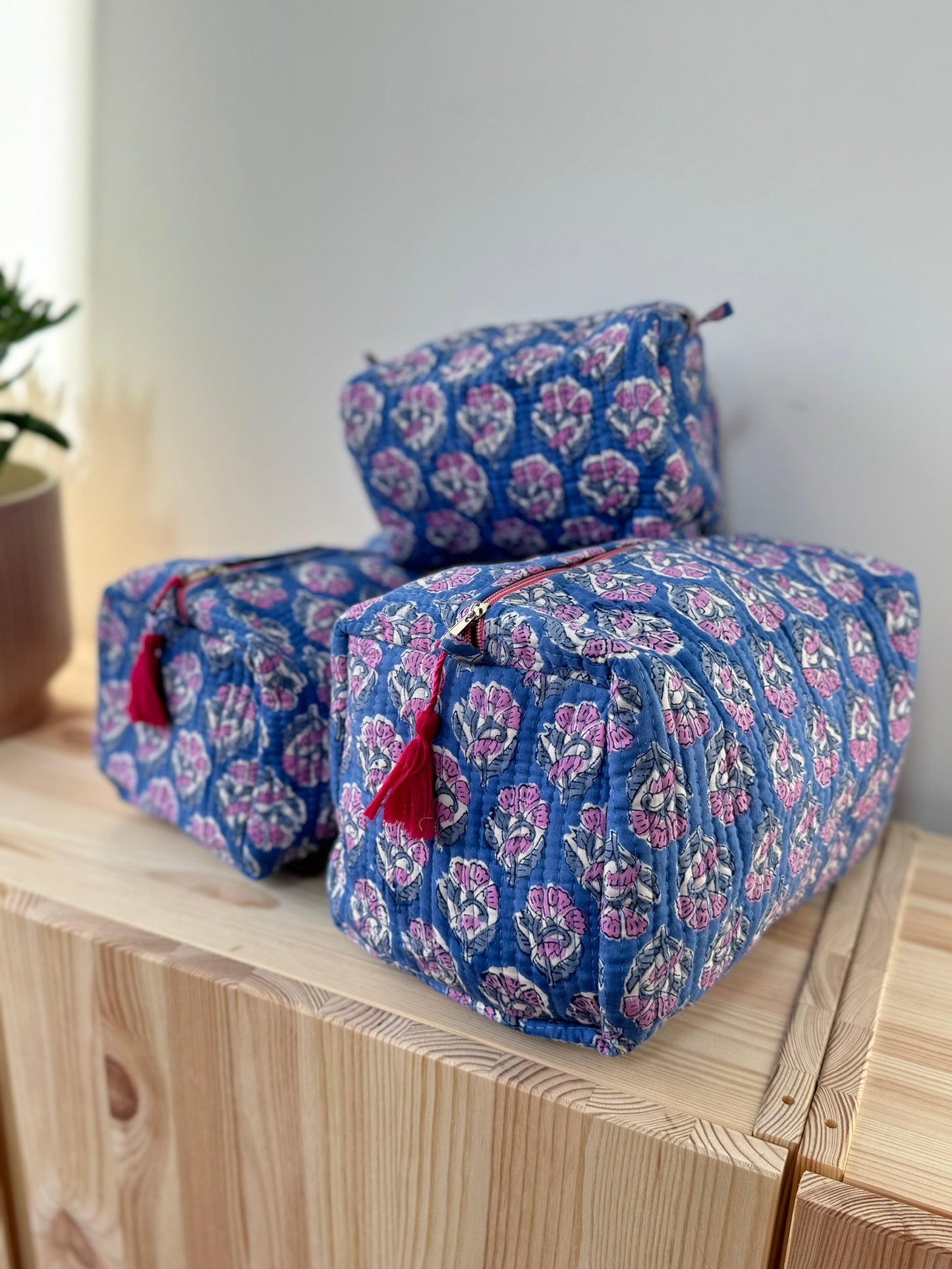 Block print toiletry bag with floral patterns Blue