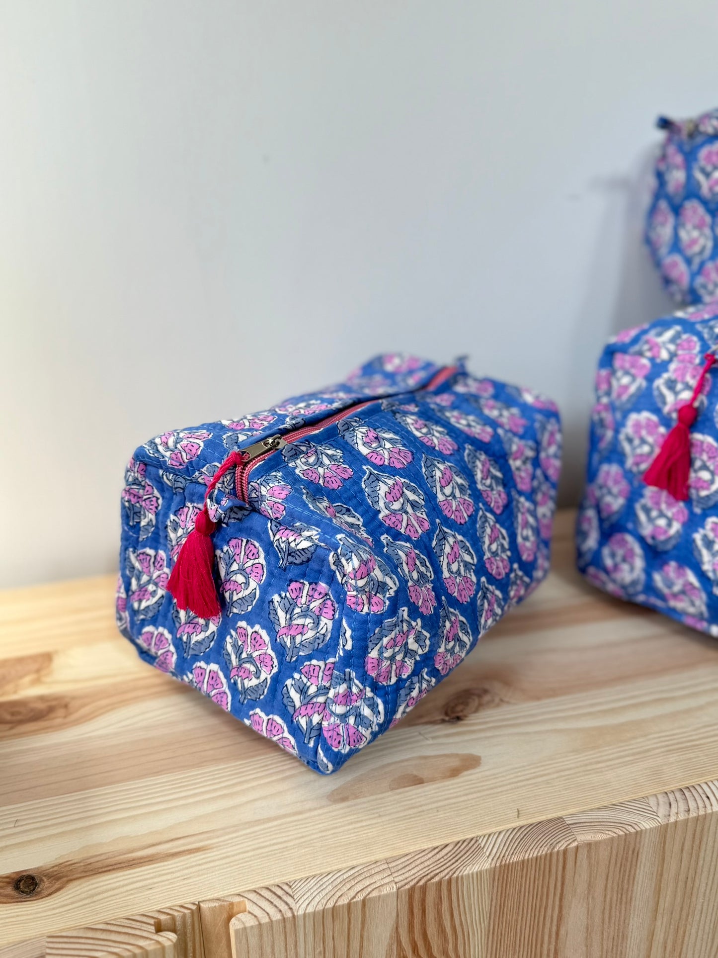 Block print toiletry bag with floral patterns Blue