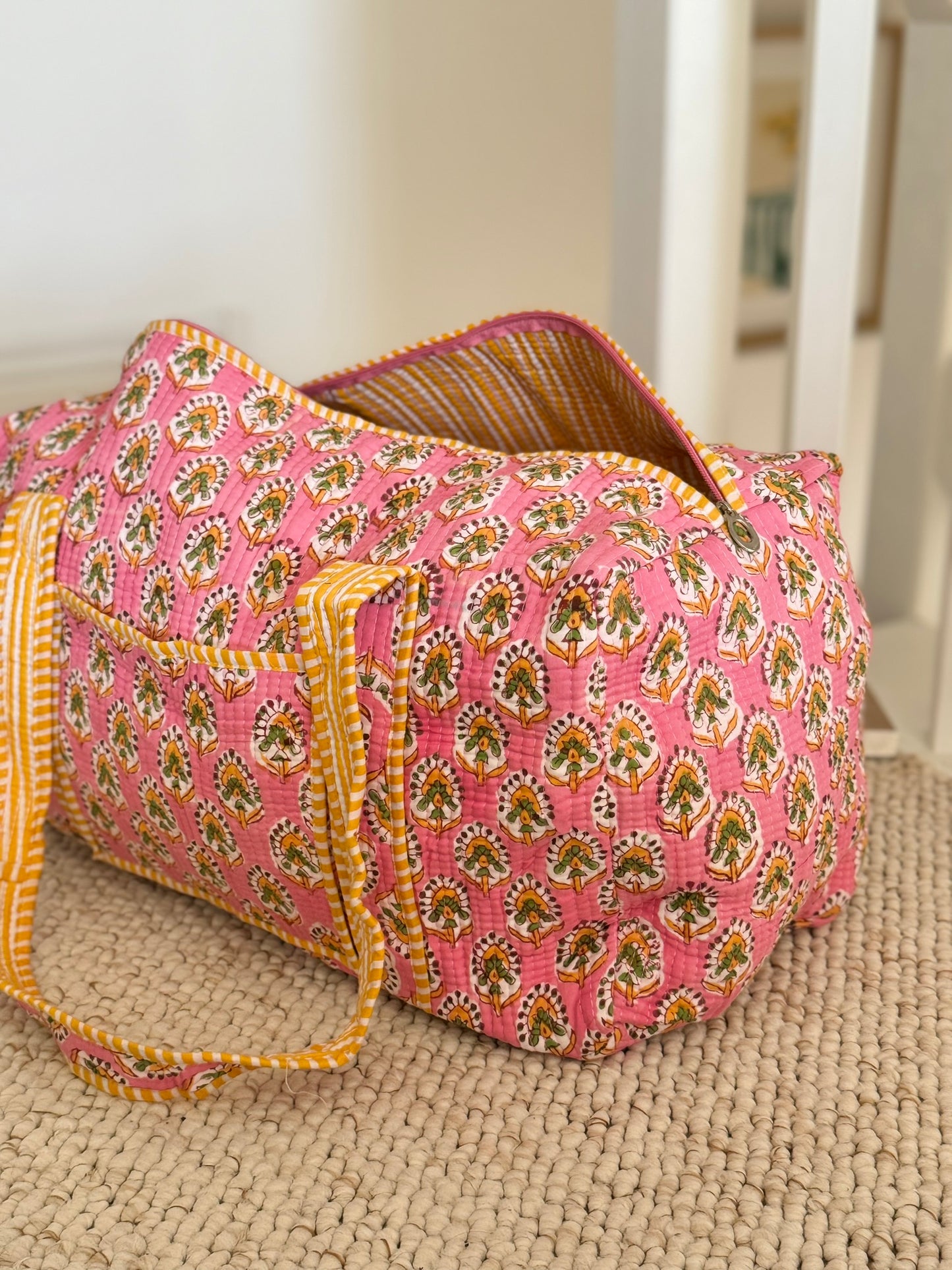 Grand duffle bag en tissus indien fleuri rose, 100% coton, fait-main à Jaipur