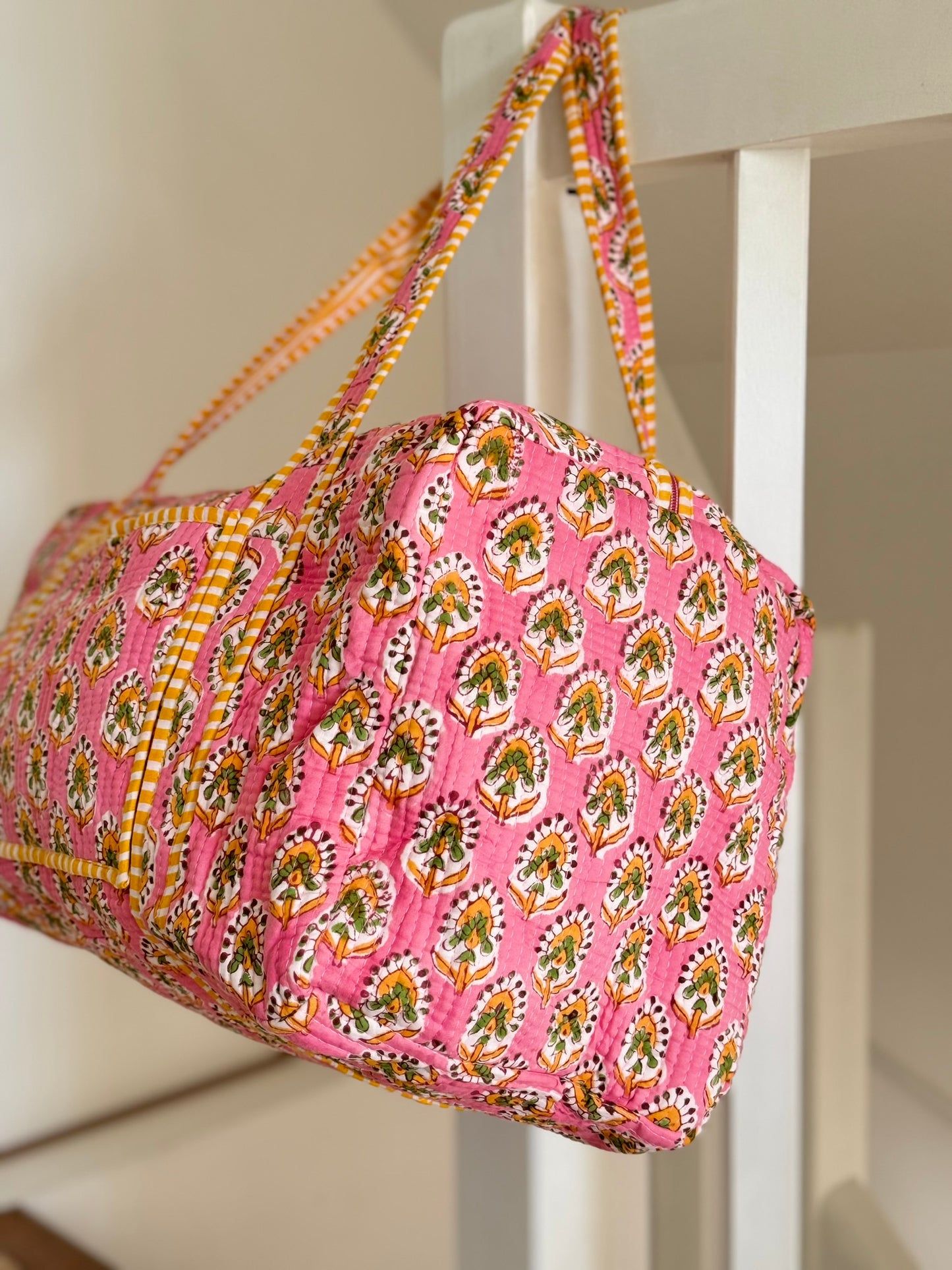 Grand duffle bag en tissus indien fleuri rose, 100% coton, fait-main à Jaipur