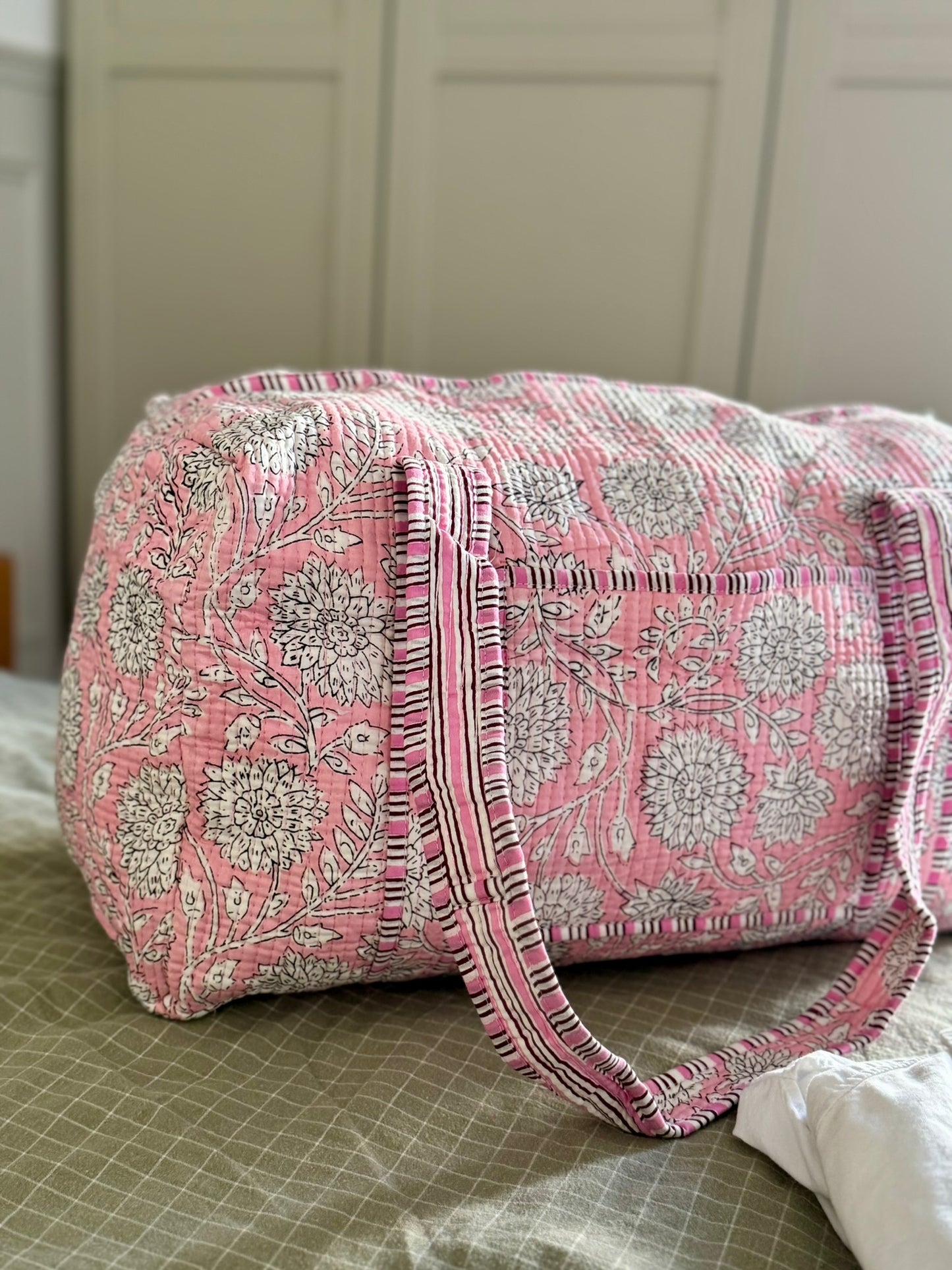 Grand duffle bag rose en tissus indien blockprint, 100% coton matelassé, fait-main à Jaipur