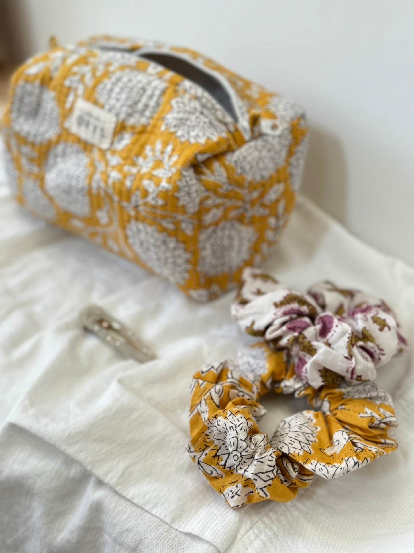 Toiletry bag with Indian flower patterns