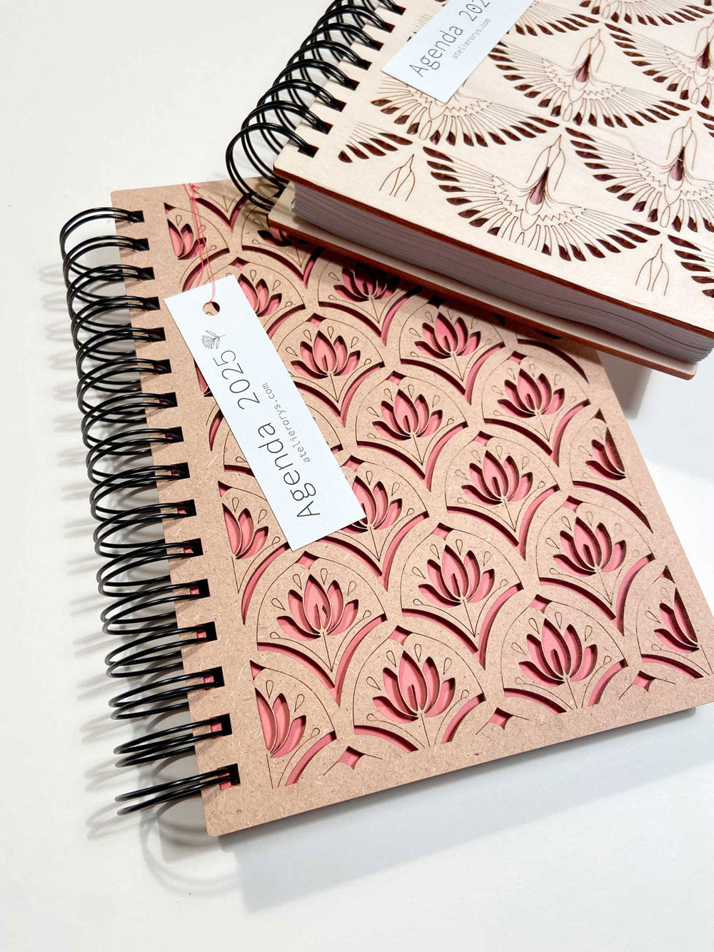 Pretty 2024 planner/organizer diary in patterned wood. Rechargeable and customizable professional organizer