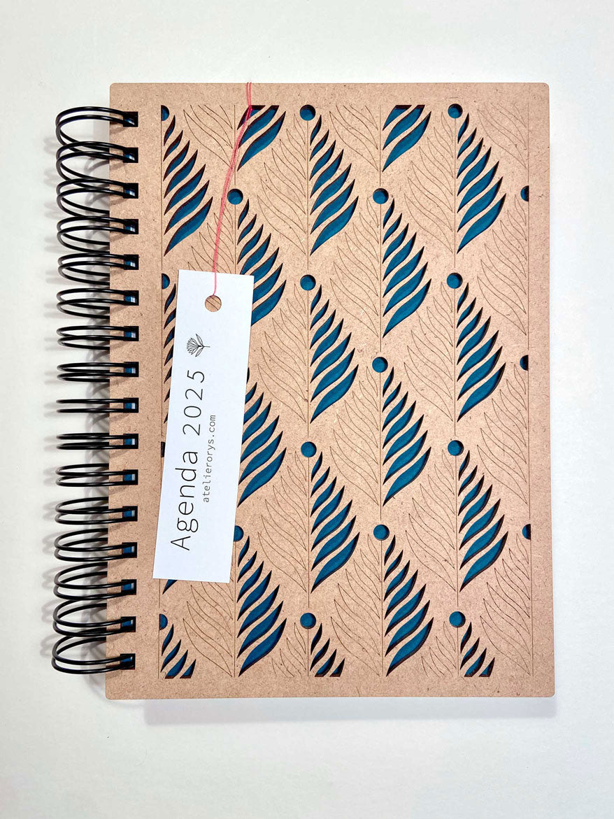 Pretty 2024 planner/organizer diary in patterned wood. Rechargeable and customizable professional organizer