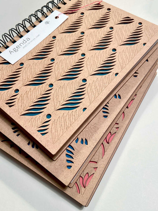 Pretty 2024 planner/organizer diary in patterned wood. Rechargeable and customizable professional organizer