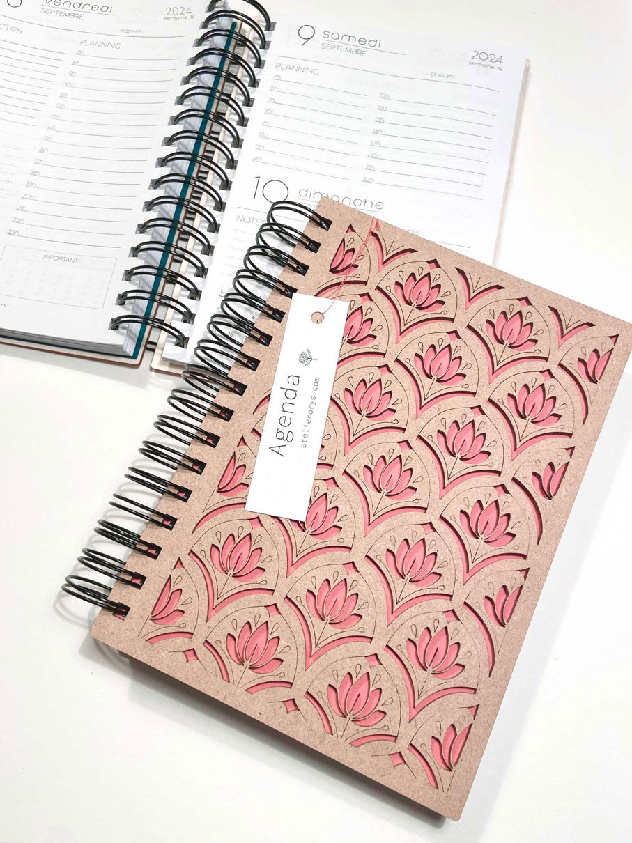 Pretty 2024 planner/organizer diary in patterned wood. Rechargeable and customizable professional organizer