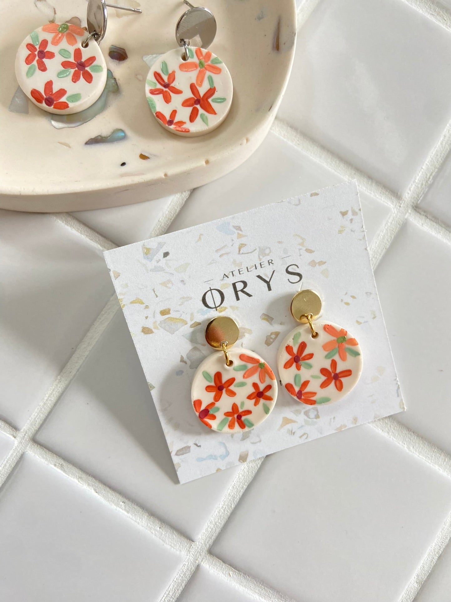 Boucles d'oreilles Jesmonite, fleurs peintes à la main - Atelier ORYS