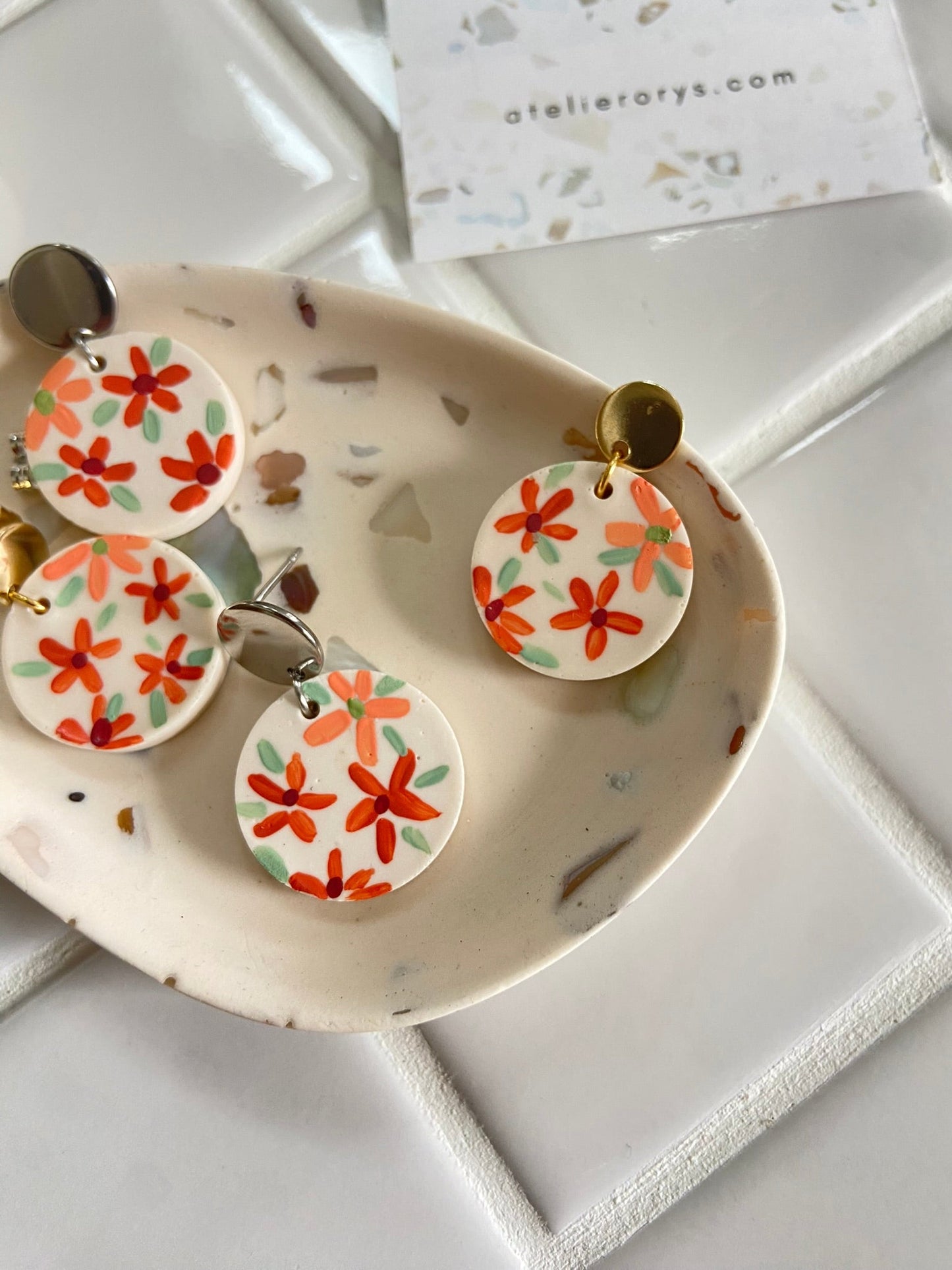 Boucles d'oreilles Jesmonite, fleurs peintes à la main - Atelier ORYS