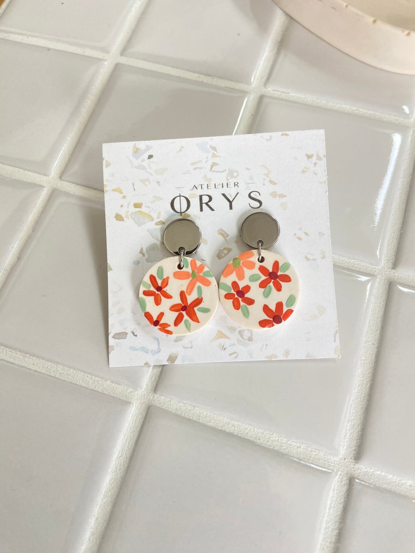 Boucles d'oreilles Jesmonite, fleurs peintes à la main - Atelier ORYS