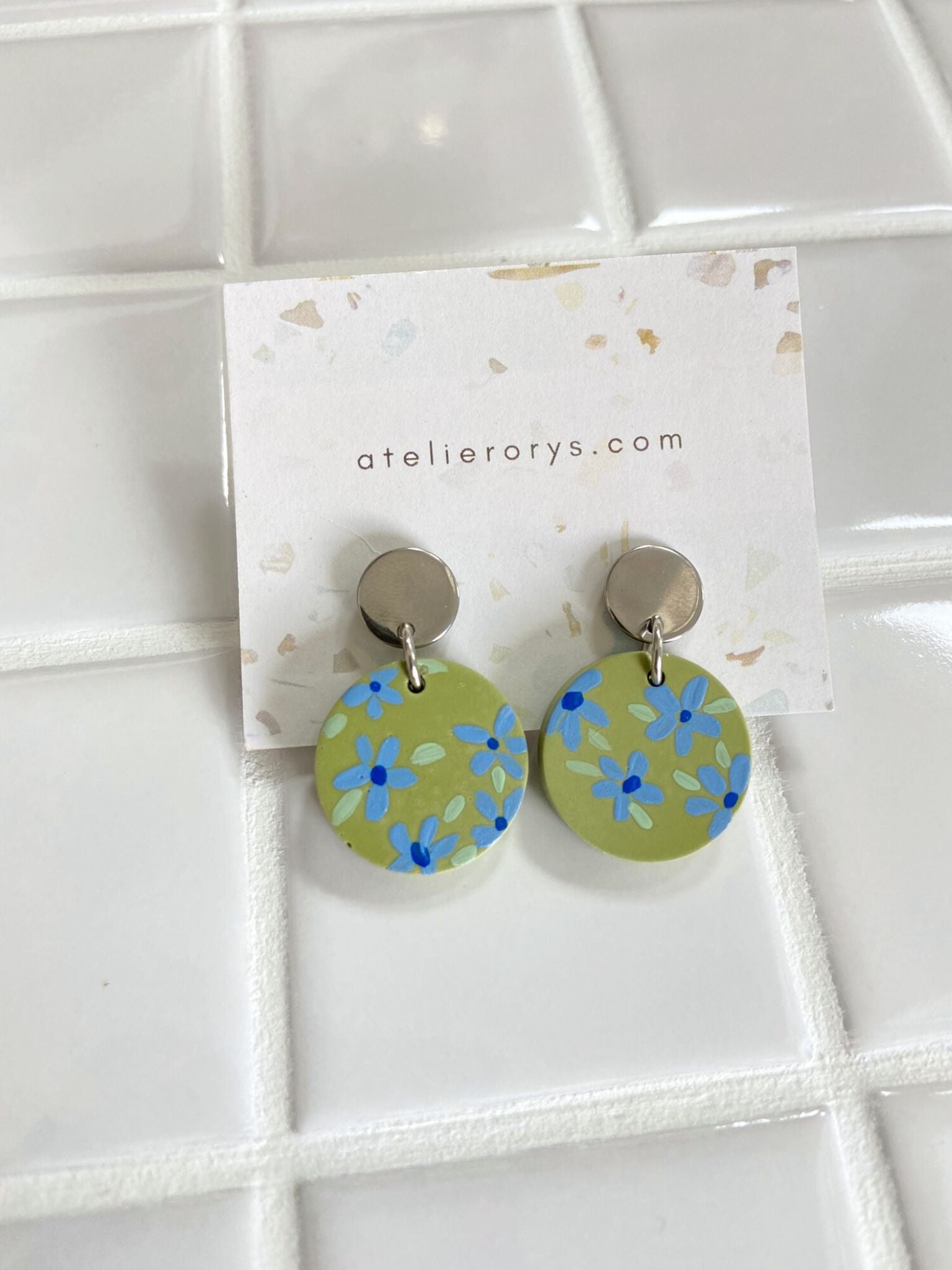 Boucles d'oreilles Jesmonite, fleurs peintes à la main Kaki - Atelier ORYS