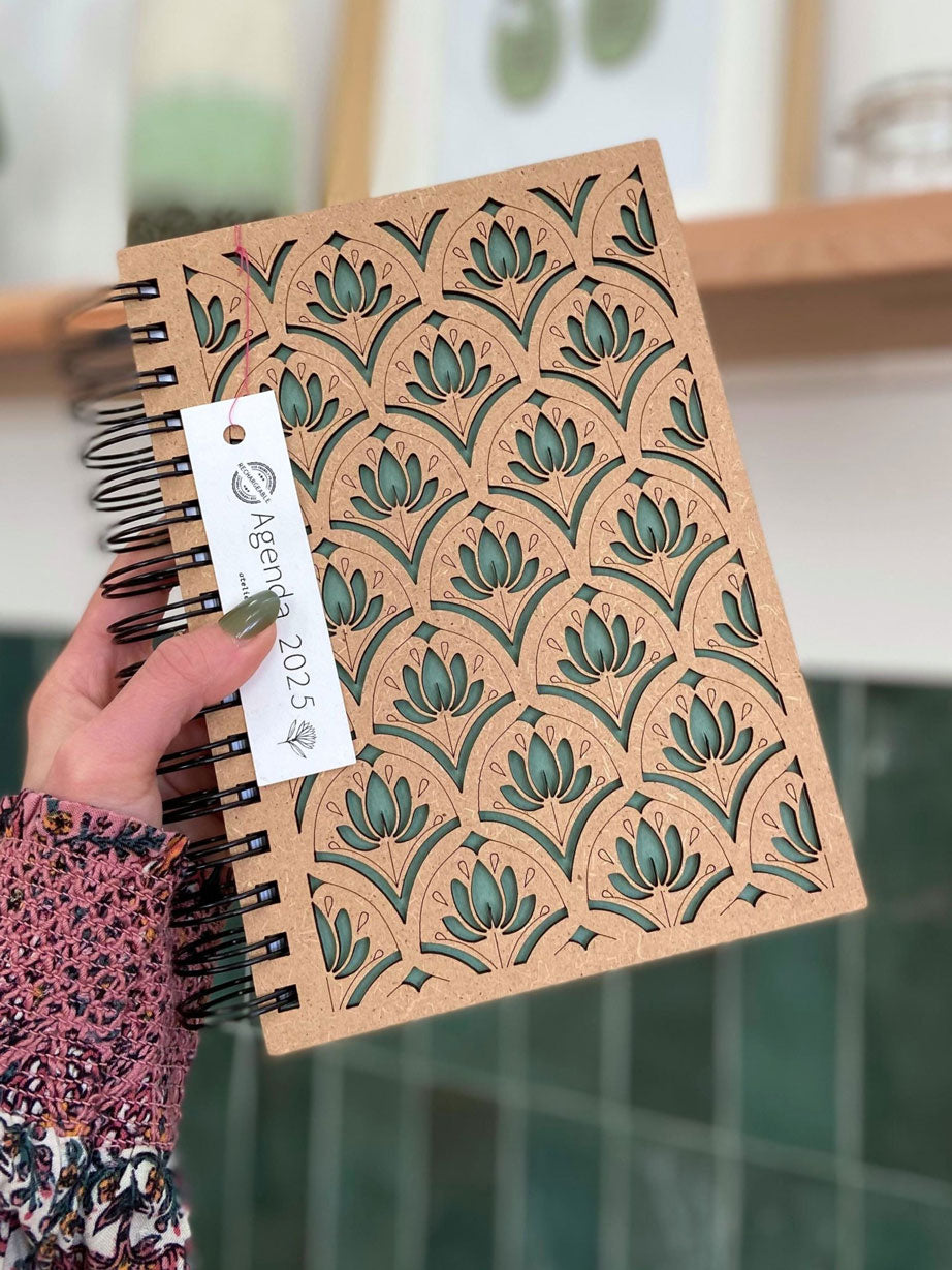 Pretty 2024 planner/organizer diary in patterned wood. Rechargeable and customizable professional organizer