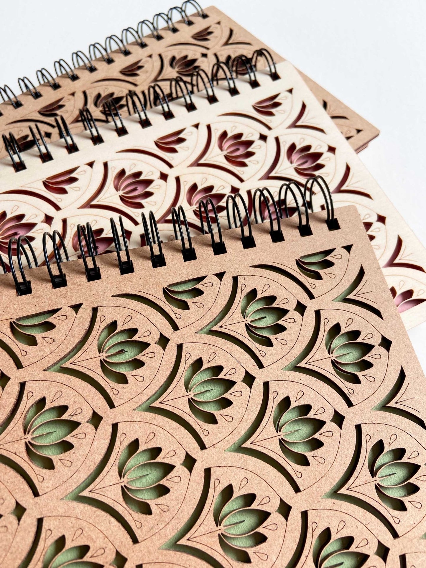 Moyen carnet en bois motif Lotus - Atelier ORYS