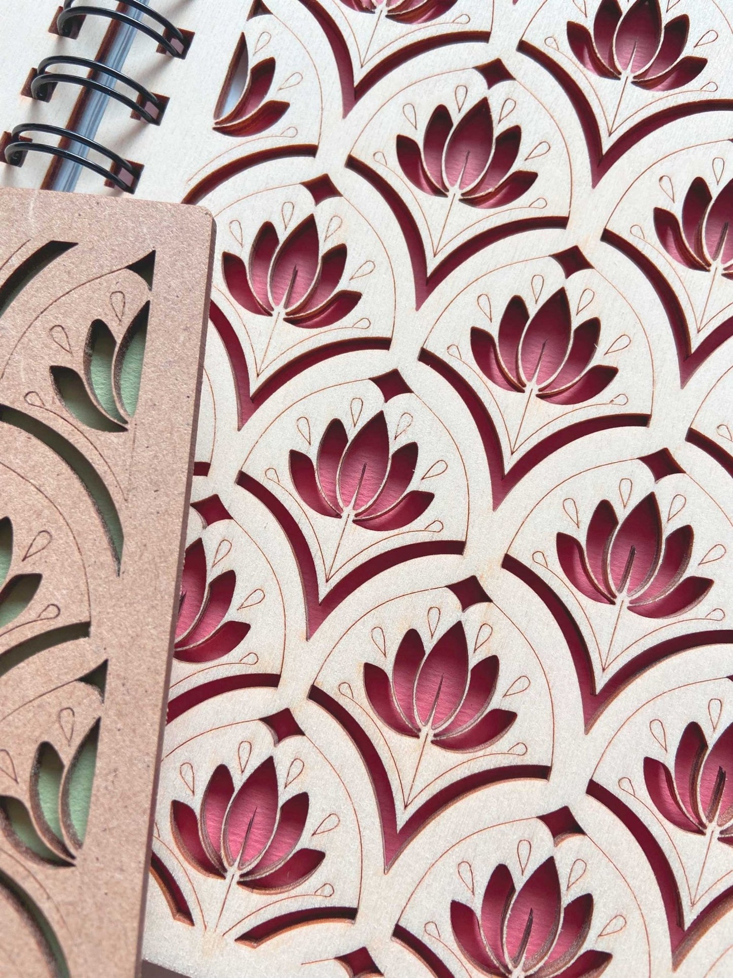 Moyen carnet en bois motif Lotus - Atelier ORYS