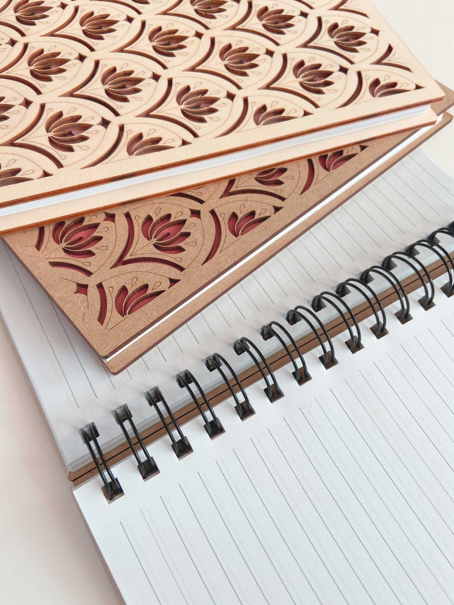 Moyen carnet en bois motif Lotus - Atelier ORYS